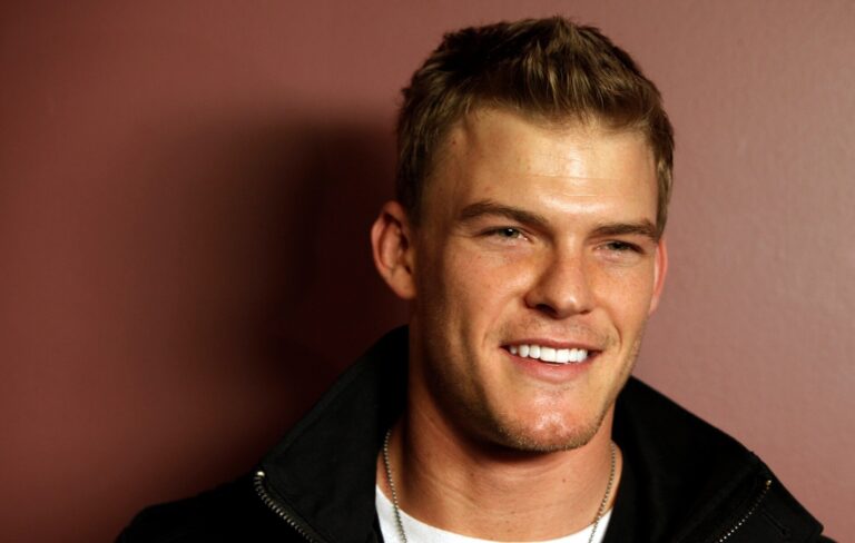 Wie groß ist Alan Ritchson? Jack Reacher wird ENDLICH von einem Schauspieler gespielt, der groß genug ist (Entschuldigung an Tom Cruise) alan ritchson