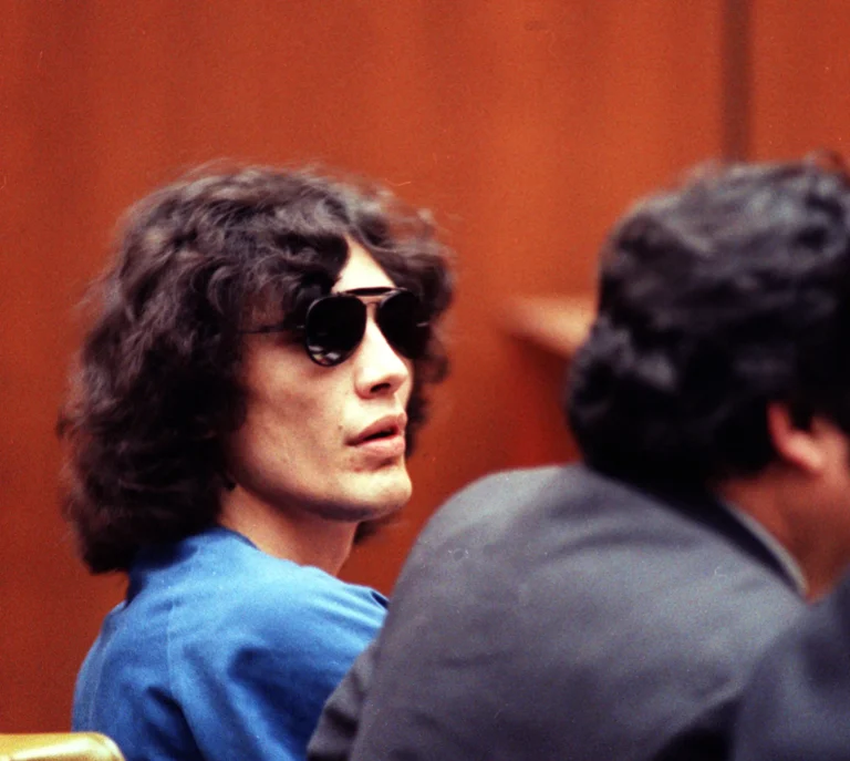Die verdrehte Geschichte von Richard Ramirez, dem „Night Stalker“-Serienmörder, der das Kalifornien der 1980er Jahre terrorisierte richard ramirez
