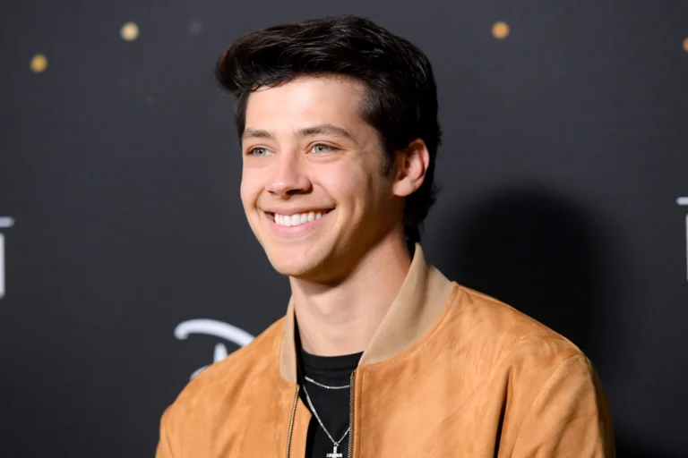 Matt Cornett: 13 Fakten über den Schauspieler der High School Musical: The Musical: The Series, den Sie kennen müssen matt cornett