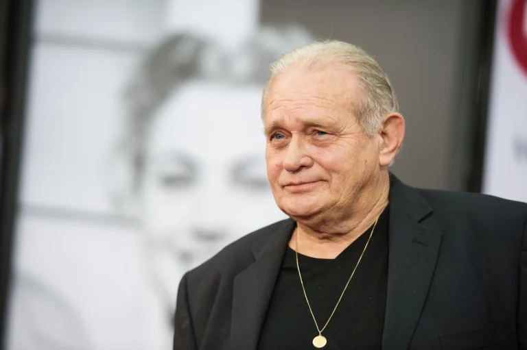Bo Hopkins‘ Nettovermögen beträgt 2022 3 Millionen Dollar – Wie reich war er? Der amerikanische Schauspieler starb als reicher Mann Bo Hopkins