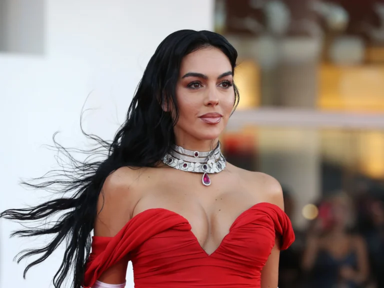 Georgina Rodriguez, Freundin von Cristiano Ronaldo, präsentierte in Katar ihre seltene Uhr im Wert von 90.000 Dollar. Georgina Rodriguez