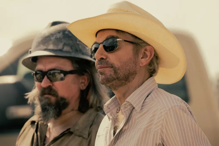 Während Sie auf die zweite Staffel von „Landman“ warten, schauen Sie sich Pierce Brosnans vergessene Westernserie mit einer RT-Zuschauerbewertung von 86 % an landman