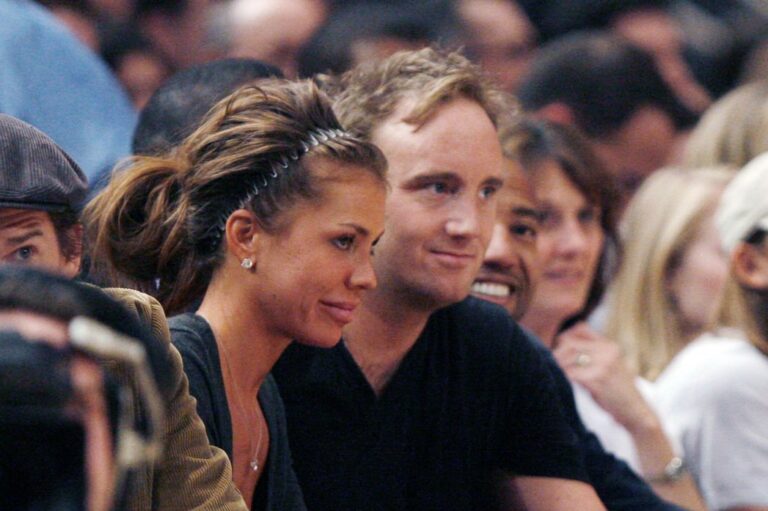 Nikki Cox Nettovermögen 2023: Wie viel ist die Schauspielerin wert? nikki cox