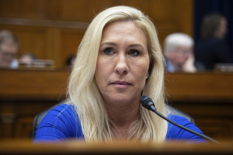 Marjorie Taylor Greenes Vermögen: Die Geschichte hinter ihrem Reichtum marjorie taylor greene