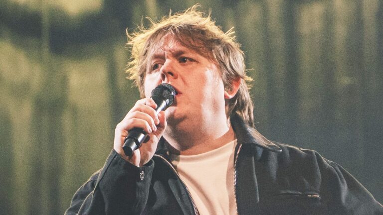Lewis Capaldi Vermögen 2026 – Einnahmen, Tourneen und Erfolge des Sängers lewis capaldi